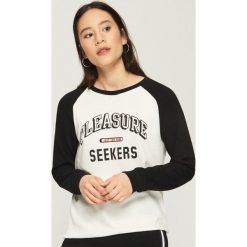Bluza z reglanowymi rękawami - Kremowy. Bluzy damskie marki Sinsay. W wyprzedaży za 19.99 zł.