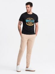 Męskie bawełniane spodnie joggery dresowe BASIC – beżowe V6 - Rozmiar: S. Brązowe spodnie sportowe męskie Ombre Clothing, m, bez wzorów, z bawełny. W wyprzedaży za 89.99 zł.