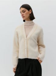 Miękki kardigan z ozdobnymi guzikami - kremowy. Białe kardigany damskie Reserved, l, bez wzorów, z dzianiny. W wyprzedaży za 79.99 zł.