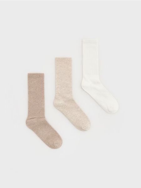 Skarpetki z bawełną 3 pack - kremowy. Białe skarpety damskie Reserved, bez wzorów, z bawełny. W wyprzedaży za 22.99 zł.