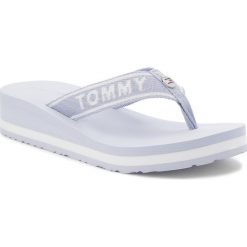 Japonki TOMMY HILFIGER - Tommy Branding Beach Sandal FW0FW02953 Halogen Blue 425. Klapki damskie marki Tommy Hilfiger. W wyprzedaży za 149.00 zł.