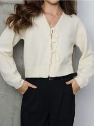 Sweter z kokardami - żółty. Żółte swetry damskie Sinsay, l, bez wzorów, bez kołnierzyka, bez ramiączek, bez kaptura. Za 49.99 zł.