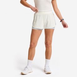 Spodenki fitness damskie Domyos dwuwarstwowe. Białe szorty sportowe damskie DOMYOS, m, bez wzorów, z materiału, sportowe, na fitness i siłownię. Za 89.99 zł.