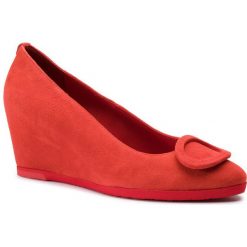 Półbuty HÖGL - 7-105412 Scarlet 4300. Czerwone półbuty damskie HÖGL, z aplikacjami, z materiału, bez obcasa, na koturnie, bez zapięcia. W wyprzedaży za 369.00 zł.