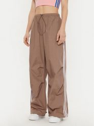 Adidas Spodnie dresowe 3-Stripes JD3126 Beżowy Loose Fit. Brązowe spodnie dresowe damskie Adidas, l, bez wzorów, z dresówki. Za 189.99 zł.