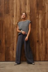 WEŁNIANA KAMIZELKA LAURA SZARA L - Flawless. Szare swetry damskie Flawless, l, bez wzorów, z wełny, eleganckie, bez kołnierzyka, bez ramiączek, bez kaptura. Za 649.00 zł.