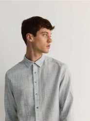 Bawełniana koszula regular fit - ciemnozielony. Zielone koszule męskie Reserved, l, bez wzorów, z bawełny, bez kołnierzyka, bez ramiączek. W wyprzedaży za 49.99 zł.