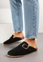 Czarne Klapki Mule w Stylu Chodaków z Klamrą Ablera. Czarne klapki damskie Born2be, bez wzorów, bez obcasa, na płaskiej podeszwie. Za 74.99 zł.
