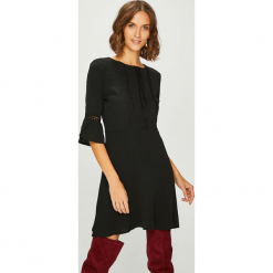 Answear - Sukienka fallin in Autumn. Czarne sukienki damskie ANSWEAR, na co dzień, m, z aplikacjami, z elastanu, casualowe, bez kołnierzyka, bez ramiączek, mini, proste. W wyprzedaży za 79.90 zł.