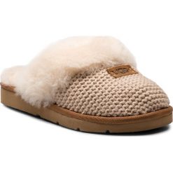 Kapcie UGG - W Cozy Knit Slipper 1095116 W/Crm. Brązowe kapcie damskie UGG, z materiału. Za 499.00 zł.