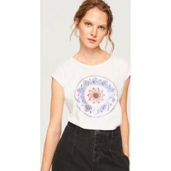 T-shirt z nadrukiem - Biały. Białe t-shirty damskie Reserved, z nadrukiem. Za 29.99 zł.
