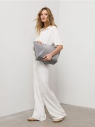Spodnie wide leg z przeszyciami na nogawkach i biżuteryjnym paskiem - kremowy. Białe spodnie materiałowe damskie Sinsay, l, bez wzorów. Za 49.99 zł.