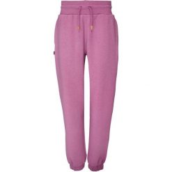 Spodnie do biegania dla kobiet Ebdora w kolorze różowym 2XL. Czerwone spodnie dresowe damskie GLENMUIR, xl, bez wzorów, z dresówki. Za 184.99 zł.