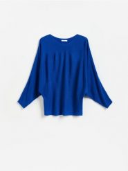 Sweter z kimonowym rękawem - niebieski. Niebieskie swetry damskie Reserved, l, bez wzorów, z dzianiny, bez kołnierzyka, bez ramiączek, bez kaptura. Za 99.99 zł.