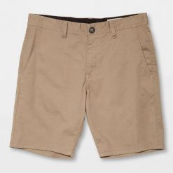 Szorty Volcom Fricking Modern 19 khaki. Zielone krótkie spodenki sportowe męskie Volcom, bez wzorów. Za 296.06 zł.