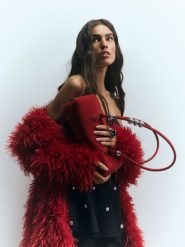 Zamszowa torebka na ramię - burgundowy. Czerwone torby na ramię damskie Reserved, bez wzorów, z zamszu, zamszowe, bez dodatków. Za 299.99 zł.