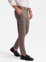 Jednolite spodnie męskie chino SLIM FIT brązowe V1 OM-PACP-0183 M. Brązowe spodnie sportowe męskie Ombre, m, bez wzorów. Za 317.70 zł.
