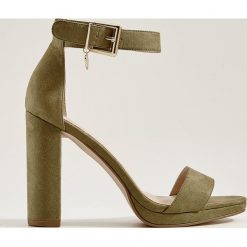 Sandały na wysokim obcasie - Khaki. Sandały damskie marki Mohito. Za 139.99 zł.