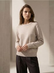 Sweter chunky z domieszką wełny - kremowy. Białe swetry damskie Sinsay, l, bez wzorów, z wełny, bez kołnierzyka, bez ramiączek, bez kaptura. Za 39.99 zł.
