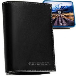 Elegancki portfel męski ze skóry naturalnej w czarnym kolorze w zestawie z brelokiem - Peterson. Czarne portfele męskie Peterson, bez wzorów, ze skóry. Za 99.99 zł.