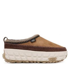 Klapki Ugg. Brązowe klapki damskie UGG, bez wzorów, bez obcasa. Za 749.99 zł.