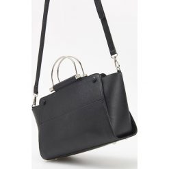 Torebka z metalowymi uchwytami - Czarny. Czarne torebki do ręki damskie Reserved. Za 149.99 zł.