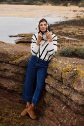 Sweter z kontrastowym wzorem biały. Białe swetry damskie MOODO, l, bez wzorów, z poliamidu, bez kołnierzyka, bez ramiączek, bez kaptura. Za 149.99 zł.