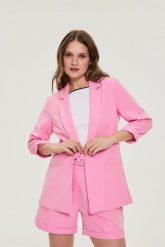 Marynarka z rękawami 3/4 różowa. Czerwone żakiety damskie MOODO, l, bez wzorów, z elastanu. Za 149.99 zł.