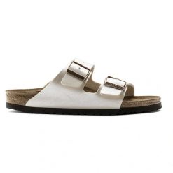 BIRKENSTOCK Arizona BF Graceful Pearl White Klapki damskie. Białe klapki damskie Birkenstock, bez wzorów, ze skóry, eleganckie, bez obcasa. Za 379.99 zł.