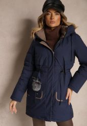 Granatowa Kurtka Parka ze Ściągaczami w Talii i Kapturem Zdobiona Zawieszką Zeriena. Niebieskie kurtki damskie Renee, l, z aplikacjami, z jeansu, eleganckie. Za 299.99 zł.