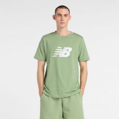 Koszulka męska New Balance MT43906AAR – zielona. Zielone koszulki sportowe męskie New Balance, l, bez wzorów, z materiału, bez kołnierzyka, bez ramiączek. Za 129.99 zł.