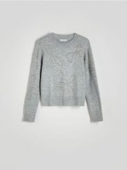 Sweter z aplikacjami - jasnoszary. Szare swetry damskie Reserved, l, z aplikacjami, z dzianiny, bez kołnierzyka, bez ramiączek, bez kaptura. W wyprzedaży za 59.99 zł.