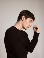 Sweter z wełny merino - ciemnobrązowy. Brązowe swetry przez głowę męskie Reserved, l, bez wzorów, z kaszmiru, bez kołnierzyka. Za 229.99 zł.