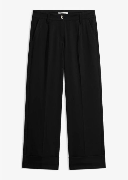 Spodnie 7/8. Czarne spodnie materiałowe damskie bonprix, bez wzorów. Za 189.99 zł.