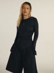 4F Longsleeve slim z marszczeniem damski 4F x Anna Lewandowska - czarny M. Czarne koszulki sportowe damskie 4f, l, bez wzorów, z dzianiny, bez kołnierzyka, bez ramiączek, do biegania. Za 99.99 zł.