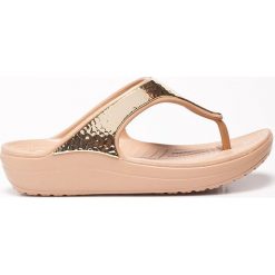 Crocs - Japonki. Szare klapki damskie Crocs, z materiału. W wyprzedaży za 139.90 zł.
