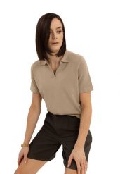 Bluzka z dekoltem w kształcie litery V TM-JUNA. Brązowe t-shirty damskie Volcano, uniwersalny, bez wzorów, z dzianiny, biznesowe, bez kołnierzyka. Za 119.99 zł.