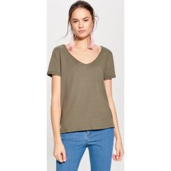 Bawełniana koszulka z dekoltem w szpic - Zielony. Zielone t-shirty damskie Mohito, z bawełny. Za 19.99 zł.