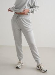 Damskie spodnie dresowe regular fit, ściągacze Comfy Modal jasnoszary melanż. Szare spodnie dresowe damskie Aim'n, m, bez wzorów, z dresówki. Za 207.87 zł.
