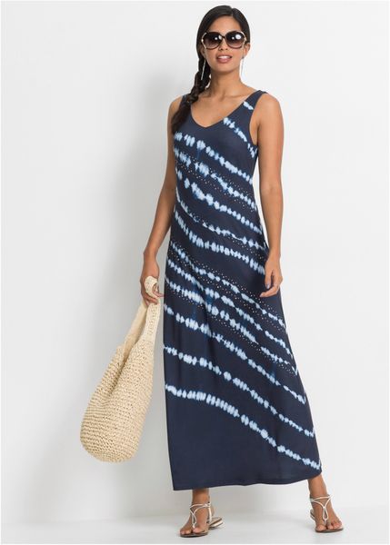 Sukienka maxi z batikowym nadrukiem. Niebieskie sukienki damskie bonprix, na lato, z aplikacjami, bez kołnierzyka, bez ramiączek, maxi. Za 119.99 zł.