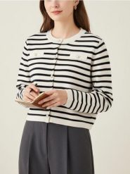 Akrylowy kardigan z kieszeniami piersiowymi - czarny. Czarne kardigany damskie Sinsay, l, bez wzorów. Za 49.99 zł.