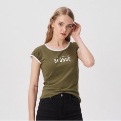 T-shirt z kontrastowymi lamówkami - Khaki. Brązowe t-shirty damskie Sinsay, l, bez wzorów, bez kołnierzyka. W wyprzedaży za 7.99 zł.