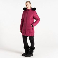 Płaszcz damski z kapturem Dare 2B Striking IV. Czerwone płaszcze damskie Dare 2b, na zimę, bez wzorów, z materiału, eleganckie, długie, z kapturem. Za 513.40 zł.