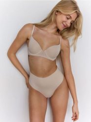 Biustonosz push up - kremowy. Białe biustonosze Reserved, bez wzorów, z tkaniny. W wyprzedaży za 39.99 zł.