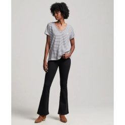 Damska koszulka z haftem i płomieniem v-neck Superdry. Niebieskie t-shirty damskie Superdry., bez wzorów, eleganckie, bez kołnierzyka. Za 121.75 zł.