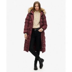 Długi płaszcz z futerka sztucznego Everest. Czerwone płaszcze damskie Superdry., bez wzorów, długie, bez kaptura. W wyprzedaży za 637.05 zł.