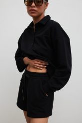 Szorty z dzianiny dresowej w kolorze TOTALLY BLACK - BREEZE-S. Czarne szorty sportowe damskie Marsala, m, bez wzorów, z bawełny, casualowe, na fitness i siłownię. W wyprzedaży za 153.93 zł.
