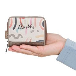 Portfel damski Anekke, z efektownym nadrukiem i metalowym logo zapinany na suwak wyposażony w przegrody na karty kieszeń na monety, brązowy, 42749-90. Brązowe portfele damskie Anekke, bez wzorów. Za 129.00 zł.