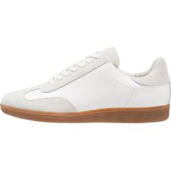 Wood Wood CADEN SHOE Tenisówki i Trampki white. Trampki męskie Wood Wood, z materiału. W wyprzedaży za 551.20 zł.