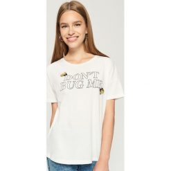 T-shirt z aplikacją - Kremowy. Białe t-shirty damskie Sinsay, z aplikacjami. W wyprzedaży za 14.99 zł.
